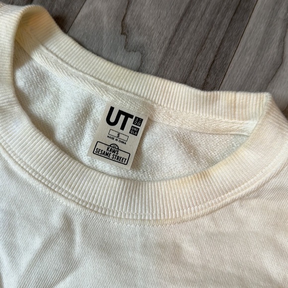 UNIQLO x KAWS Sesame Street Crew Neck - Picture 4 of 5